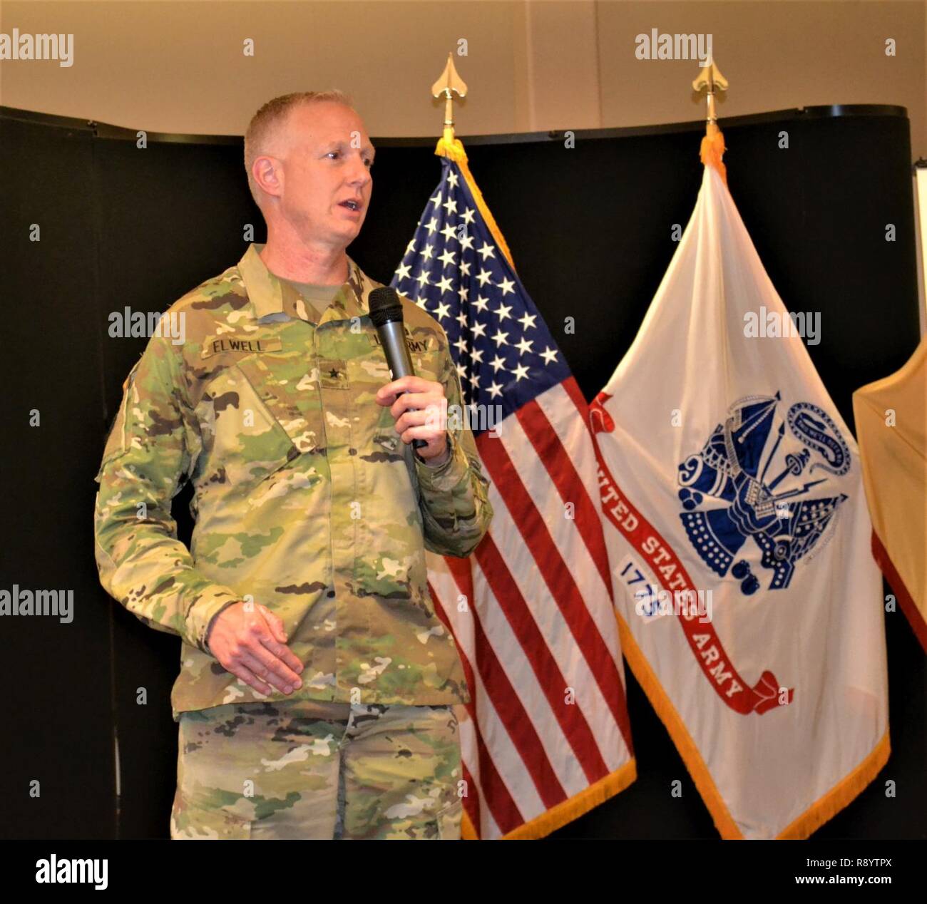 Brig. Gen. David E. Elwell, 311 Expeditionary Sustainment Command kommandierender General, leitete eine Befehl - große Bereitschaft, Training im Los Alamitos Joint Forces Training Base März 1-4. Kol. Der Zweck dieser Befehl Readiness Training ist es, alle 311 ESC Einheiten an einem Ort zu haben und Maßnahmen ergreifen, sowohl kollektiver und individueller Bereitschaft, um sicherzustellen, dass jede Einheit in der 311 ESC bereit ist, rufen Sie die Nationen zu beantworten zu verbessern. Stockfoto