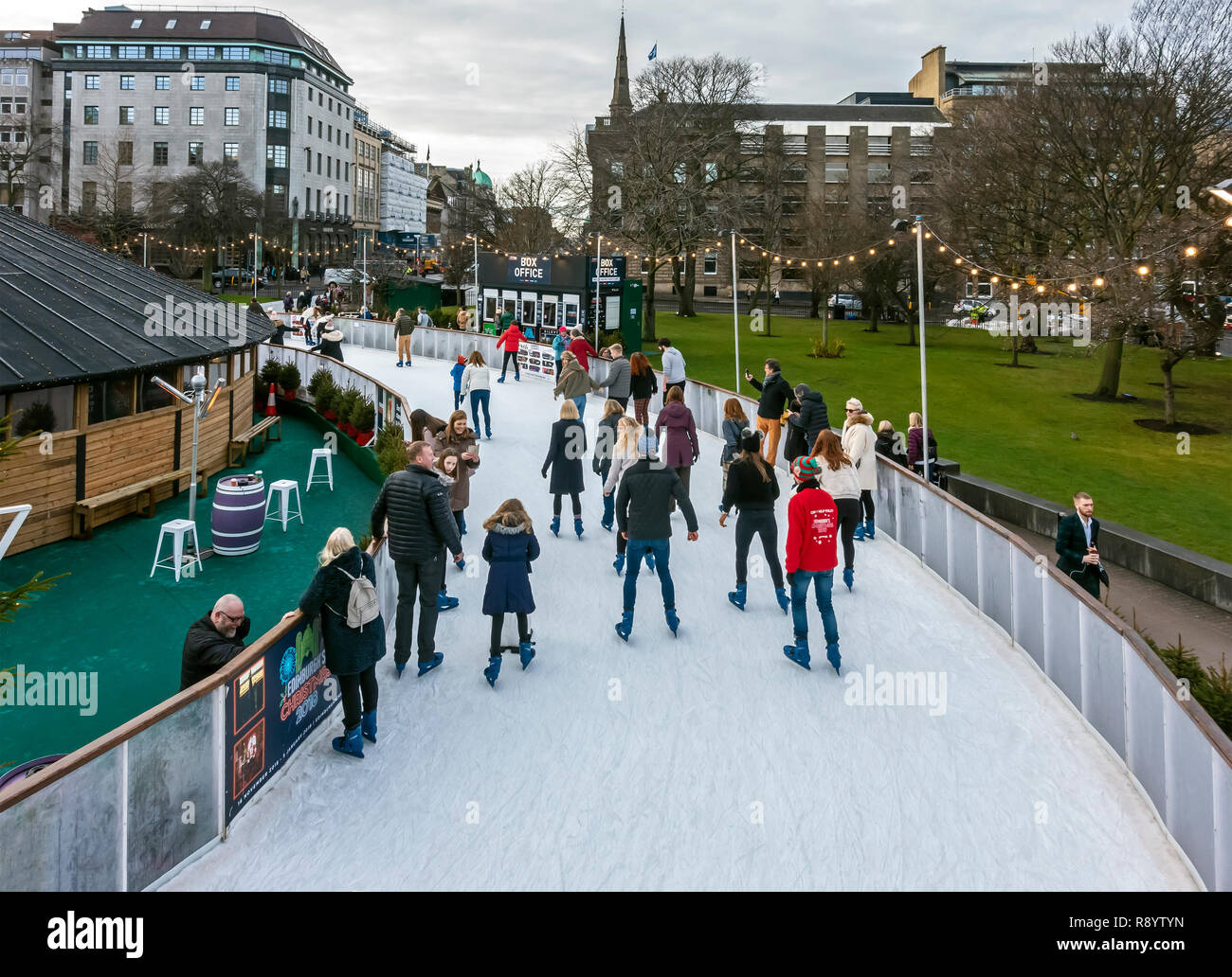 Die Skater auf der Eisbahn als Teil von Edinburgh Weihnachten 2018 in St Andrew Square Edinburgh Schottland Großbritannien Stockfoto
