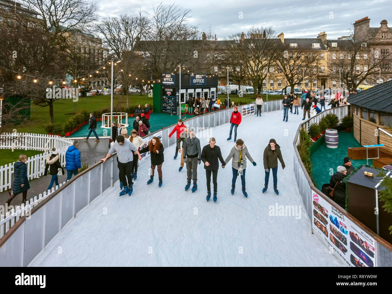 Die Skater auf der Eisbahn als Teil von Edinburgh Weihnachten 2018 in St Andrew Square Edinburgh Schottland Großbritannien Stockfoto