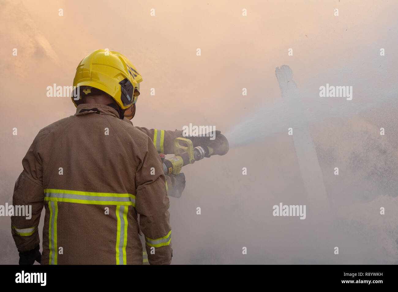 Feuerwehrleute kämpfen eine Scheune Feuer, Cumbria, Großbritannien Stockfoto