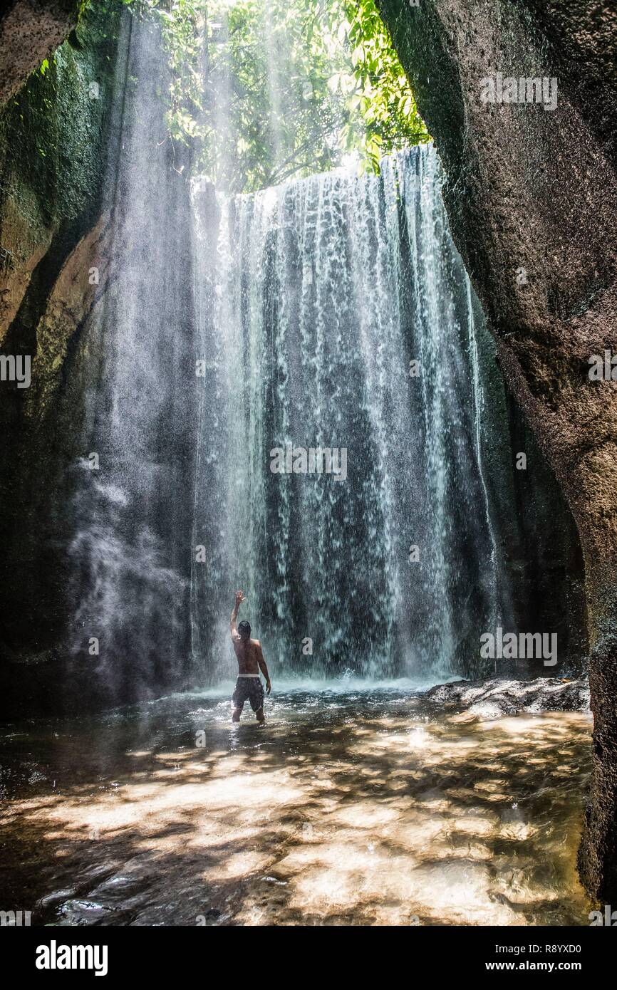 Indonesien, Bali, Ubud, Mann vor tukad Cepung Wasserfälle Stockfoto