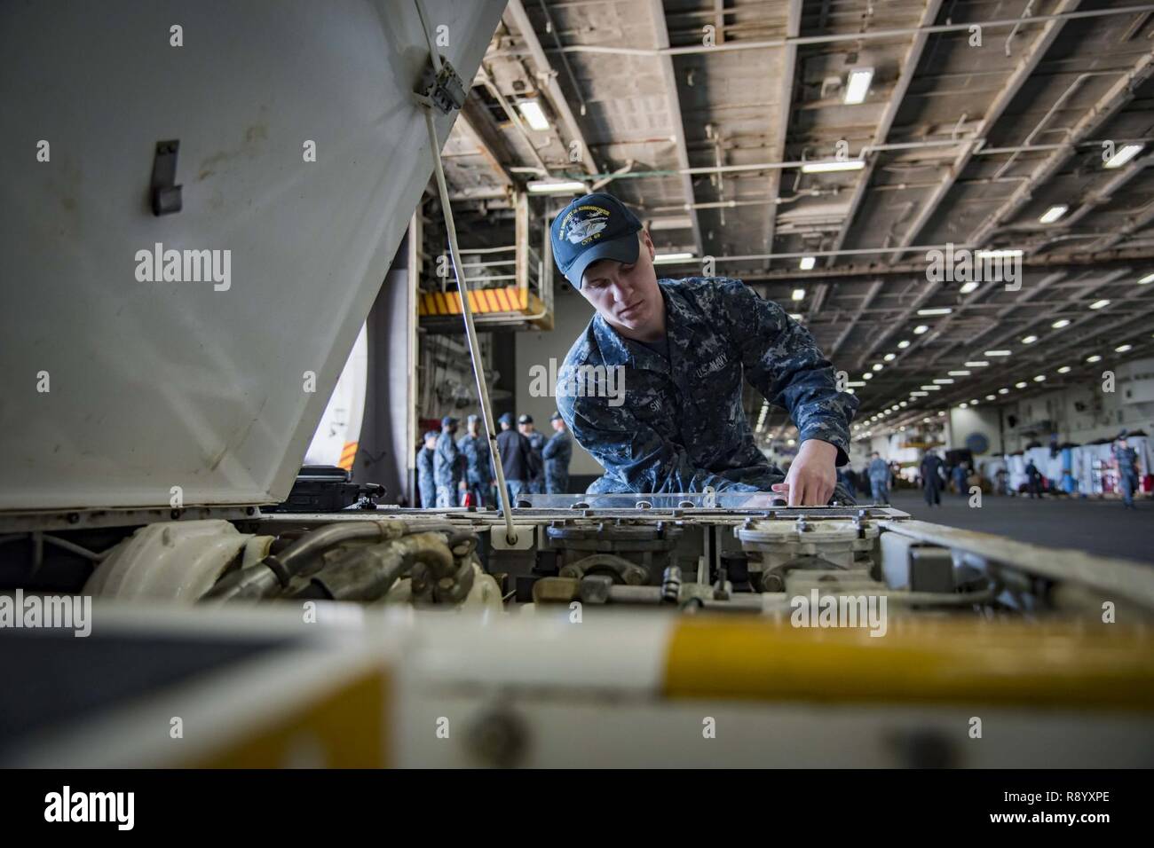 NORFOLK, Virginia (2. Mai 2017) Aviation Support Equipment Techniker Airman Lehrling Tanner Swartz von der Aussicht, Penn., führt die Instandhaltung auf einem Spotting dolly im Hangar Bucht der Flugzeugträger USS Dwight D. Eisenhower (CVN 69) (IKE). Ike ist derzeit pier Seite während der lebenserhaltung Phase des optimierten Flotte Notfallplan (OFRP). Stockfoto