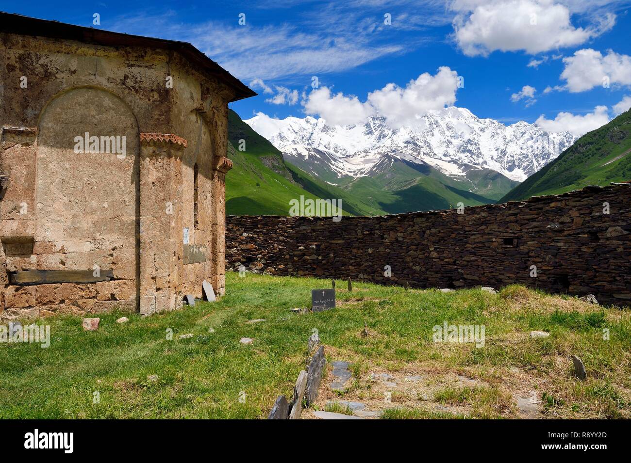 Georgien, obere Swanetien (zemo Swanetien), Dorf Ushguli, UNESCO Weltkulturerbe, Lamaria St. Mary's Church von Harderwijk aus dem 12. Jahrhundert und den Berg Chkhara (höchster Gipfel in Georgien mit 5.193 m) im Hintergrund Stockfoto