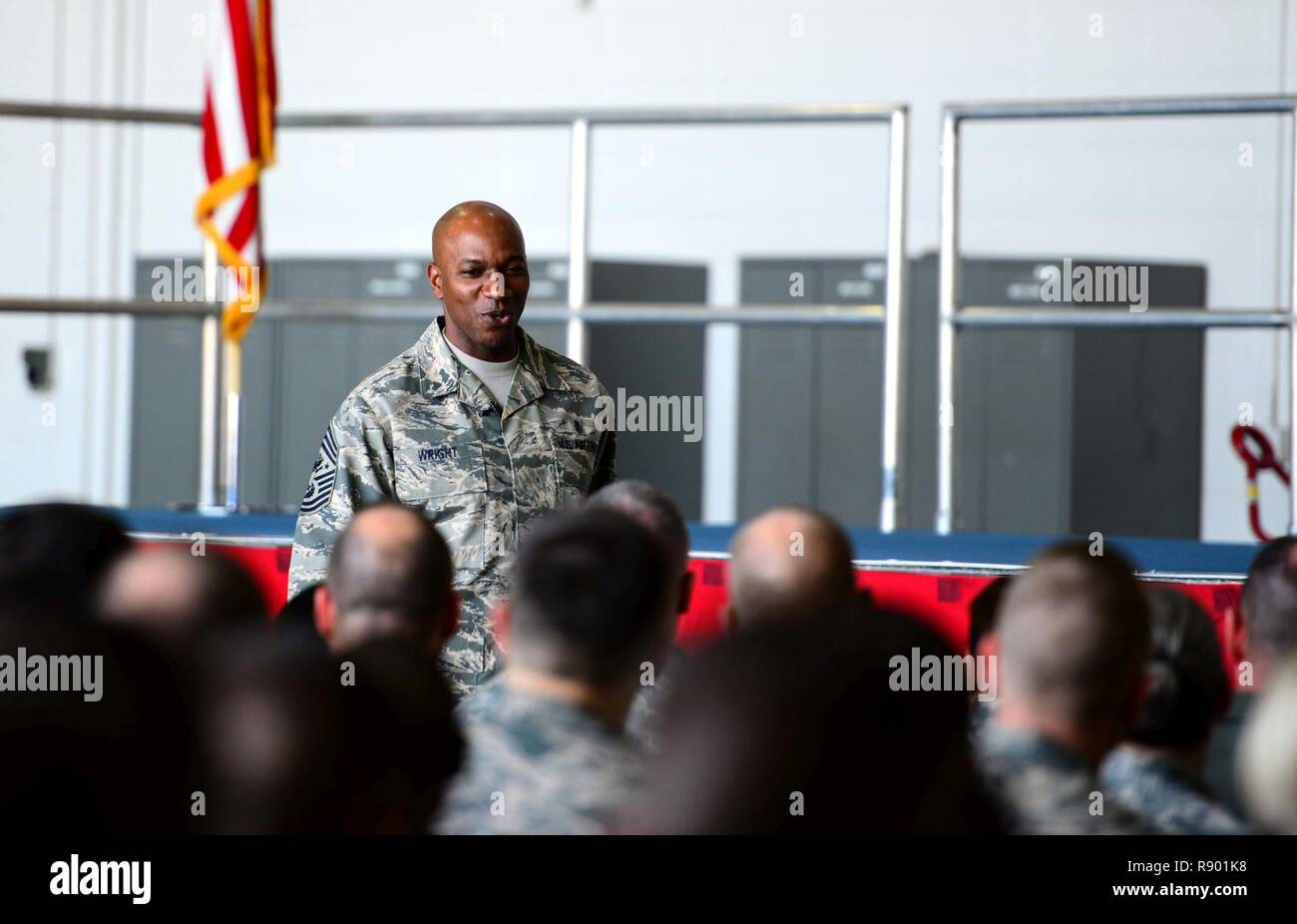 Chief Master Sgt. der Air Force Kaleth O. Wright, besuche Whiteman Air Force Base, Calif., für ein Gespräch, in dem er mit Hunderten von Flieger seine strategischen Nachrichten am 17. März 2017 sprach. Wright nahm Fragen aus einem Dutzend Flieger, angefangen von der Politik in die Lebensqualität. Chief Master Sgt. Kaleth O. Wright ist der 18 Chief Master Sergeant der Luftwaffe. Das Büro des Chief Master Sergeant der Luftwaffe stellt die höchste Ebene der Führung eintrug, gibt die Richtung für die ausgehuniform Korps und vertritt ihre Interessen in der amerikanischen Öffentlichkeit und alle Ebenen der Regierung Stockfoto