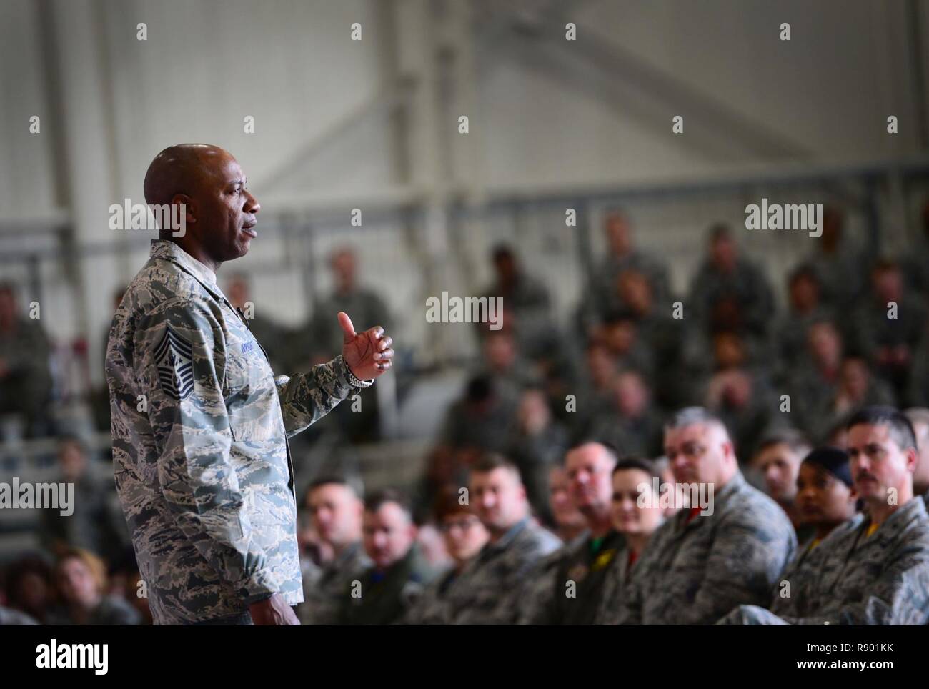 Chief Master Sgt. der Air Force Kaleth O. Wright, besuche Whiteman Air Force Base, Calif., für ein Gespräch, in dem er mit Hunderten von Flieger seine strategischen Nachrichten am 17. März 2017 sprach. Wright nahm Fragen aus einem Dutzend Flieger, angefangen von der Politik in die Lebensqualität. Chief Master Sgt. Kaleth O. Wright ist der 18 Chief Master Sergeant der Luftwaffe. Das Büro des Chief Master Sergeant der Luftwaffe stellt die höchste Ebene der Führung eintrug, gibt die Richtung für die ausgehuniform Korps und vertritt ihre Interessen in der amerikanischen Öffentlichkeit und alle Ebenen der Regierung Stockfoto