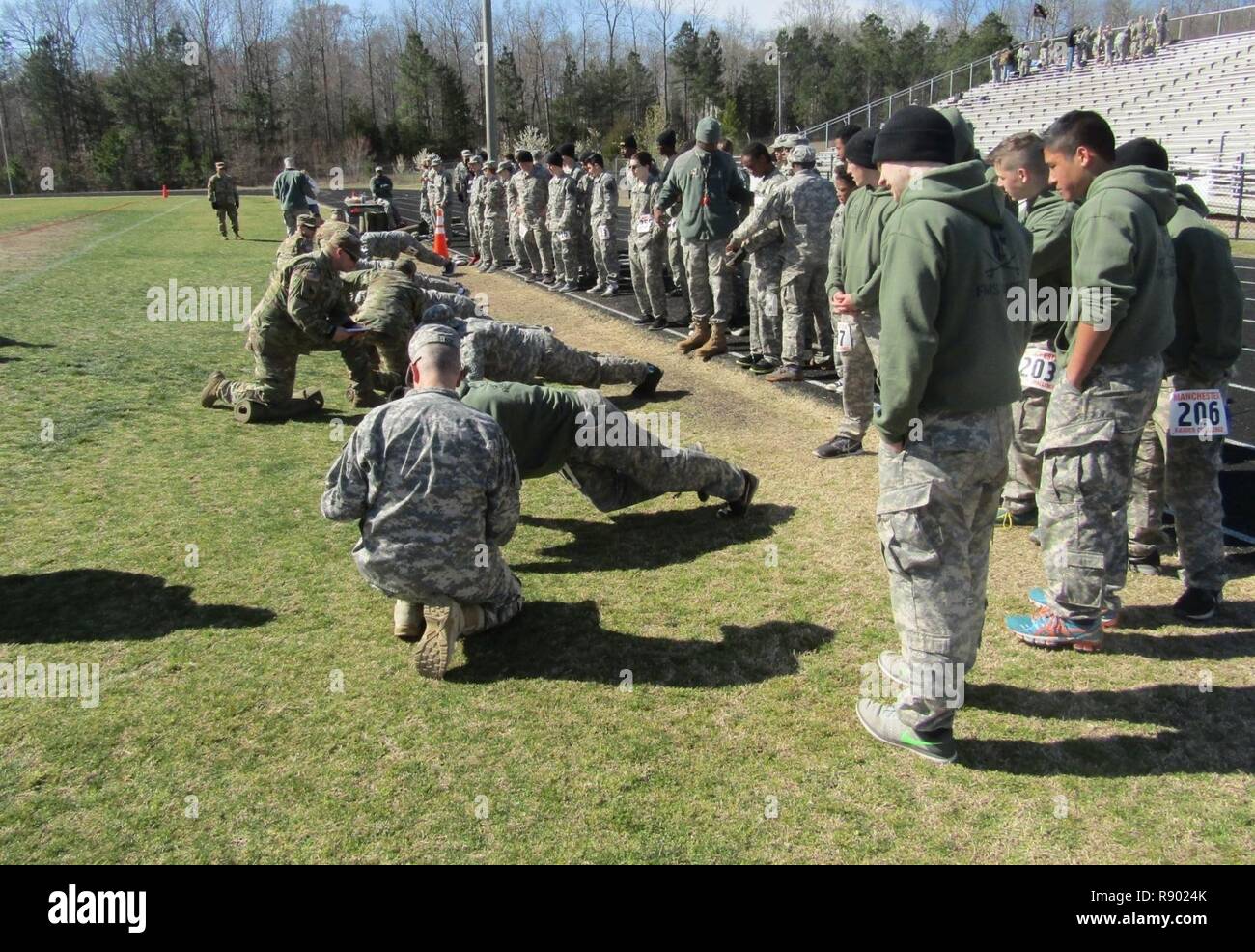 80. Die Ausbildung Befehl Soldaten grade Junior Reserve Officer Training Corps High School Studenten von über Virginia an der 17. jährlichen Raider Herausforderung gehostet von Manchester High School in Midlothian, Virginia, am 11. März 2017. Stockfoto