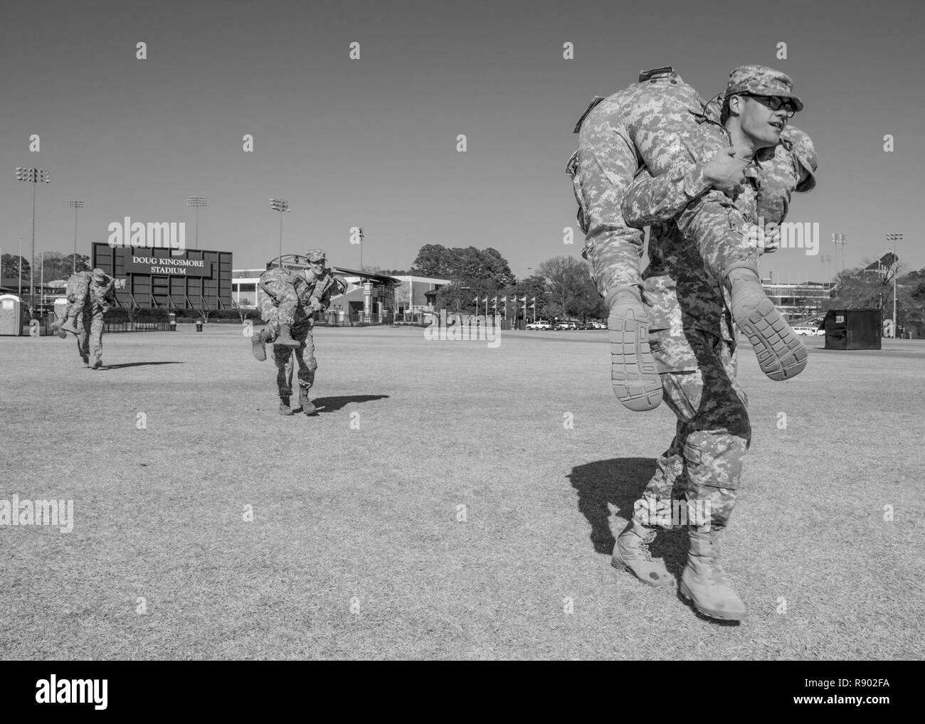 Der Clemson Universität Reserve Officers' Training Corps Kadetten Praxis Kampftechniken während einer Community Outreach Schulungsveranstaltung auf der Clemson Campus, 16. März 2017 führen. Stockfoto