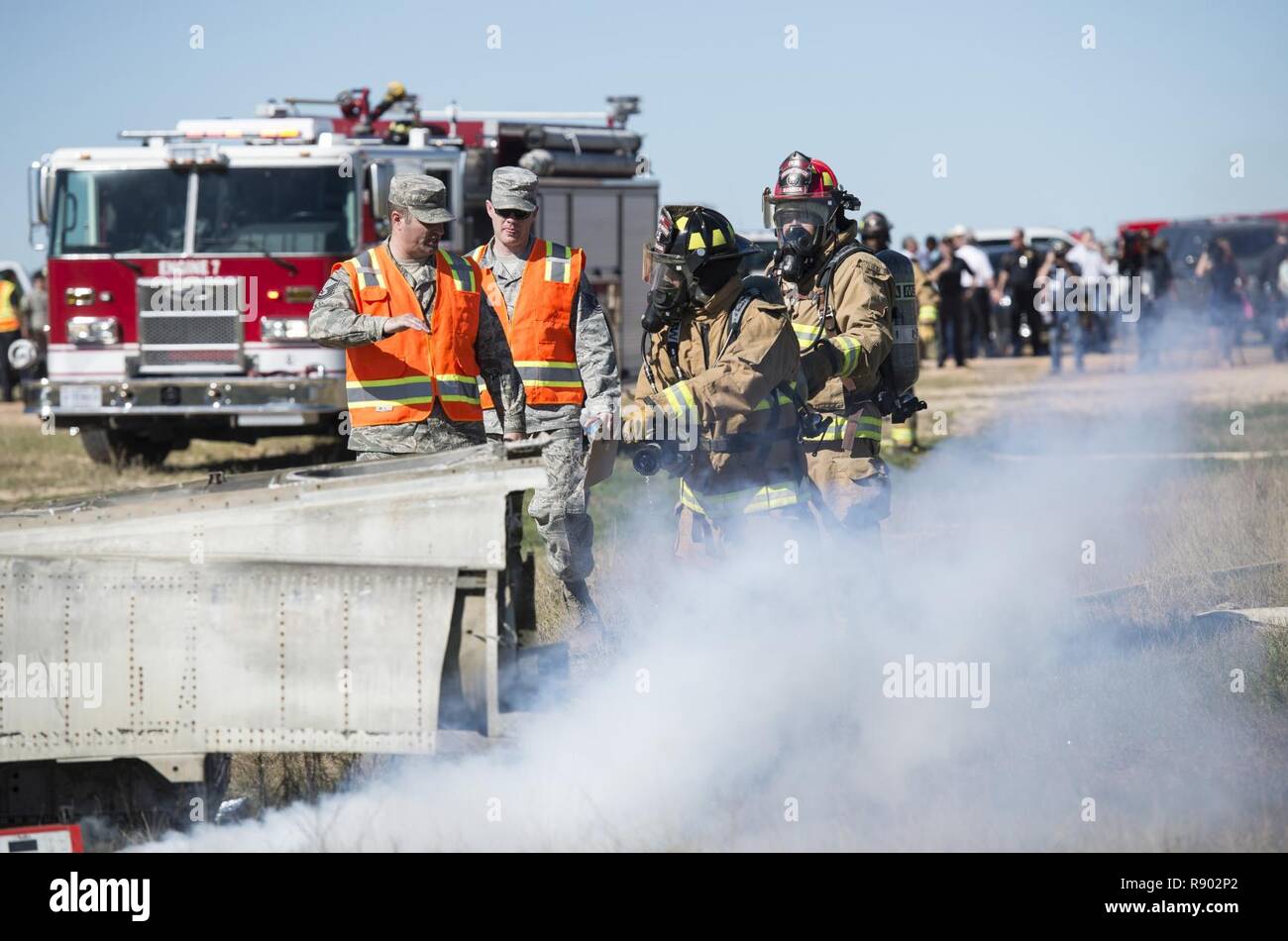 Joint Base San Antonio übung Auswertung Inspektoren 502nd Bauingenieur Squadron Feuerwehrmänner Feedback während einer gemeinsamen größeren Unfall Antwort (MARE) Übung Feb.22, 2017 in Atascosa County, Texas. Die übung war ein Gemeinschaftsunternehmen zwischen der 502Nd Air Base Wing, 12 Flying Training Wing, Bexar County Emergency Management Office, Atascosa County Emergency Medical Services und die Somerset Freiwillige Feuerwehr Notfallmaßnahmen bei einem Flugzeugabsturz zu üben. Stockfoto