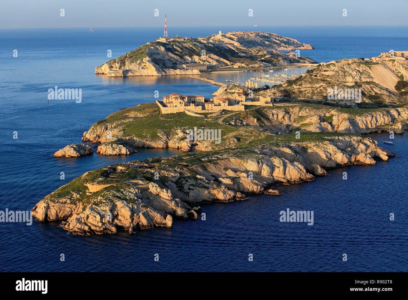 Frankreich, Bouches-du-Rhone, Calanques Nationalpark, Marseille, 7. Bezirk, Frioul-inseln Archipel, Ratonneau Insel Ratonneau fort, Caroline Krankenhaus und Pomègues Insel im Hintergrund (Luftbild) Stockfoto