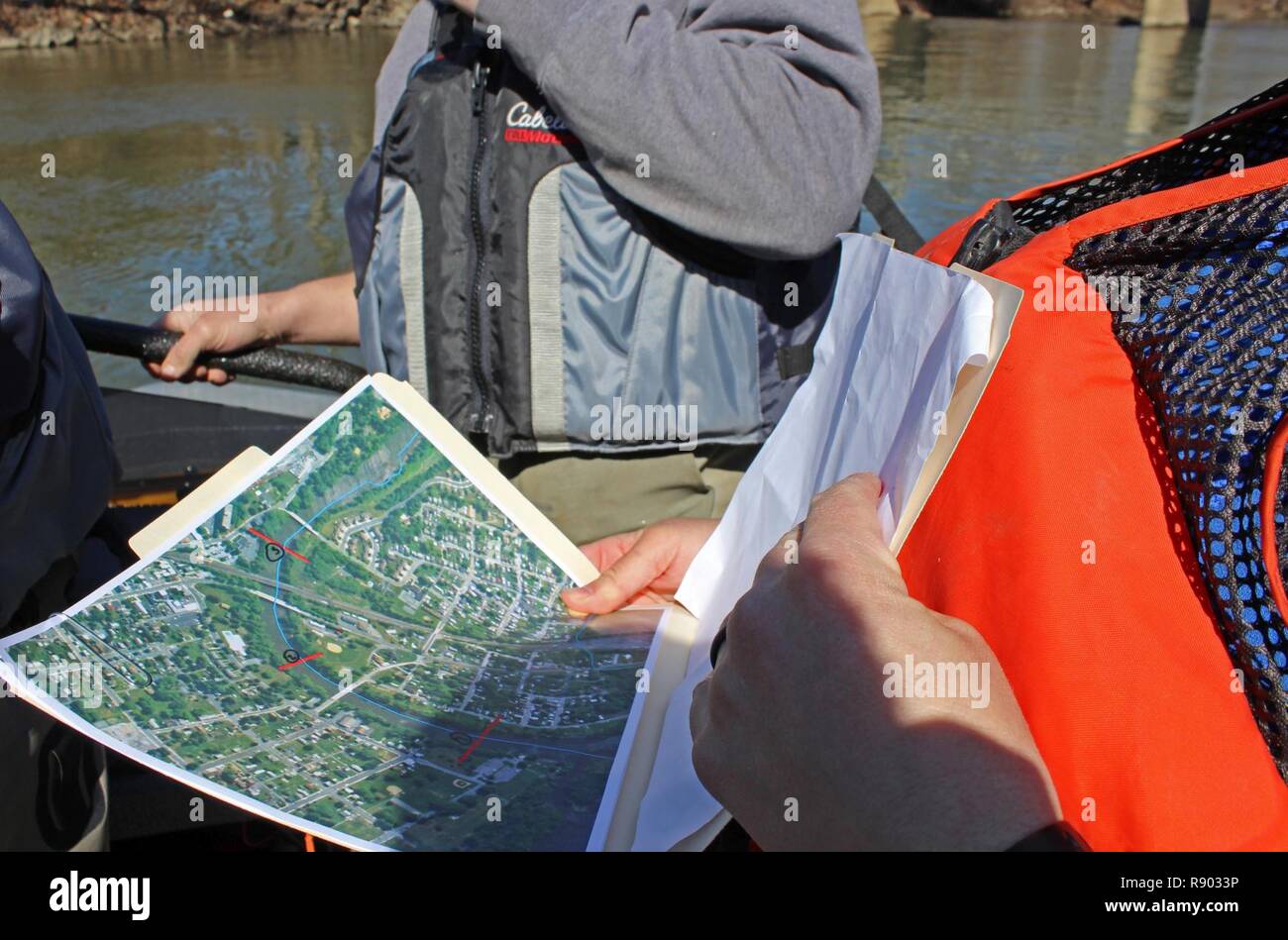 Eine Karte von der US-Armee Korps der Ingenieure, Baltimore im Susquehanna River Basin Kommission ideale Standorte Datenpunkte als Teil der Umfrage Arbeit entlang Swatara Creek, einem Nebenfluss des Susquehanna River im Osten central Pennsylvania, 9. März 2017 zu sammeln. Die Kommission arbeitet an einem Projekt mit der Baltimore Bezirk zu Umfragedaten und Modellierung und Kartierung Informationen an die Federal Emergency Management Agency Region III, die Ihnen helfen, FEMA ihren Hochwasserrisikokarten update. Stockfoto