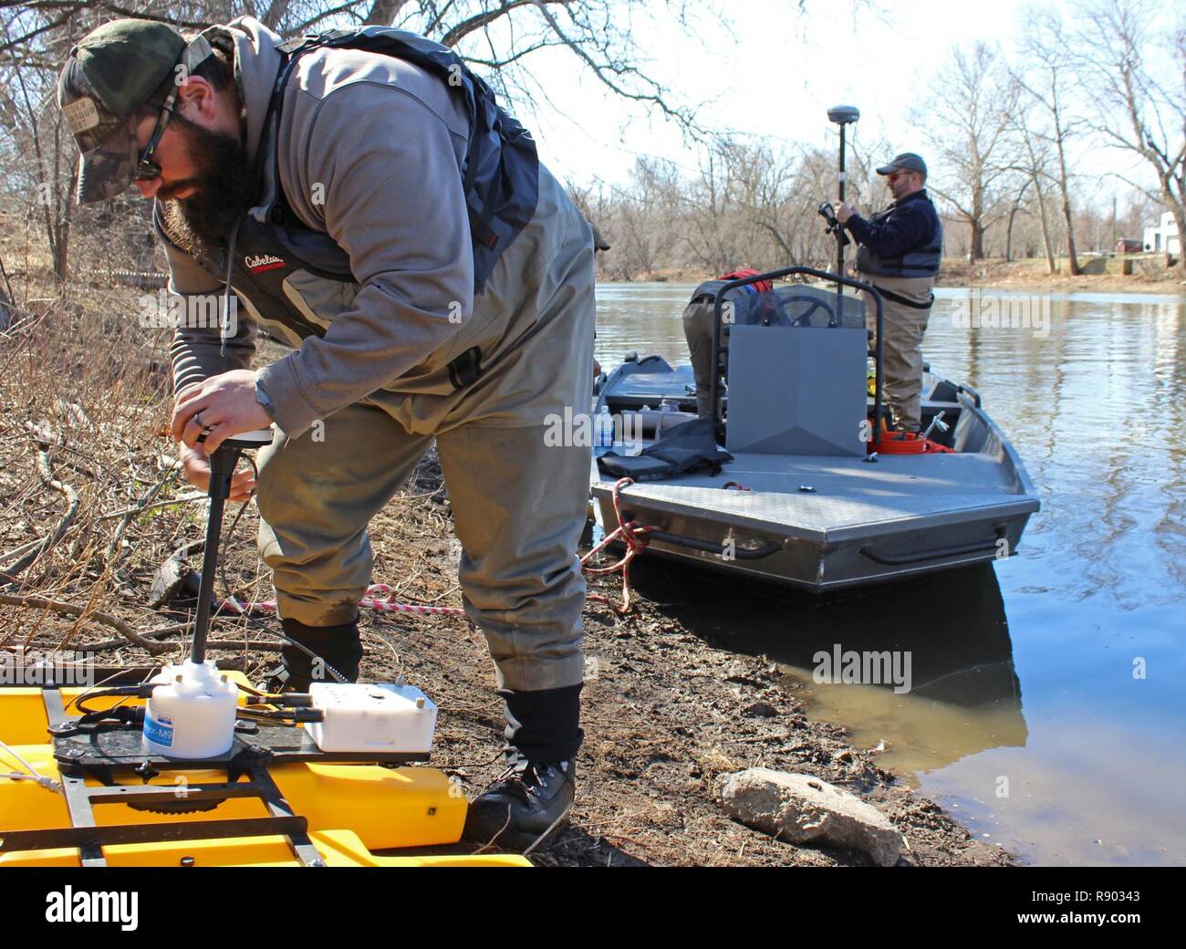 Blake Maurer, Susquehanna River Basin Kommission Umwelt Techniker, und Benjamin Pratt (rechts), SRBC Wasserressourcen Ingenieur, für Vermessungsarbeiten auf Swatara Creek, einem Nebenfluss des Susquehanna River im Osten central Pennsylvania, 9. März 2017 vorzubereiten. Die Kommission arbeitet an einem Projekt mit der US-Armee Korps der Ingenieure, Baltimore, zur Verfügung zu stellen Daten und Modellierung und Kartierung Informationen an die Federal Emergency Management Agency Region III, die Ihnen helfen, FEMA ihren Hochwasserrisikokarten aktualisieren. Stockfoto