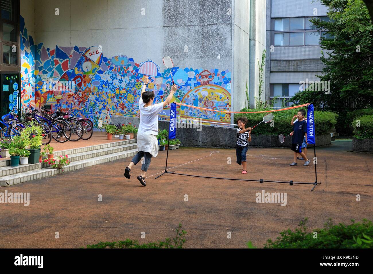 Japan, Insel Honshu, Chubu Region, Präfektur Ishikawa, Kaga, Yamanaka Onsen, Kinder spielen Badminton Stockfoto