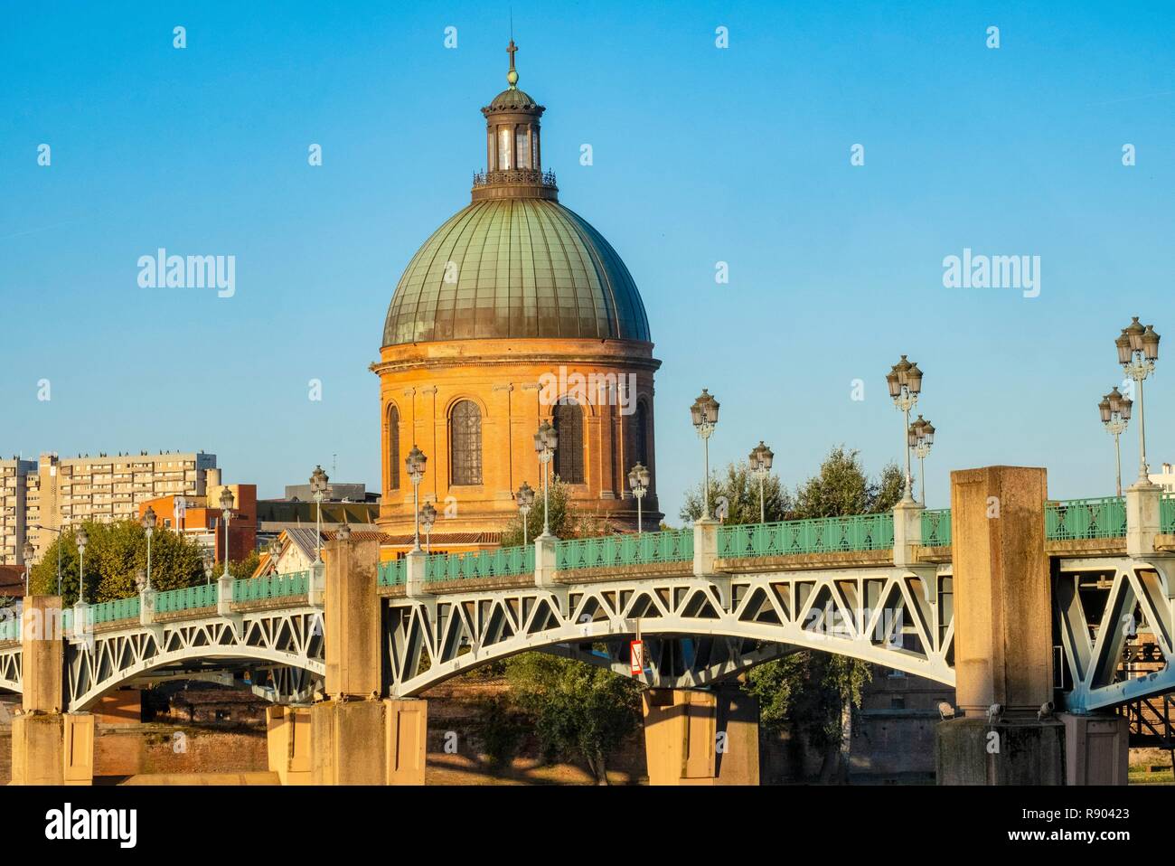 Frankreich, Haute Garonne, Toulouse, die Ufer der Garonne, die Saint Pierre Brücke und die Kuppel des Hospital de La Grave Stockfoto