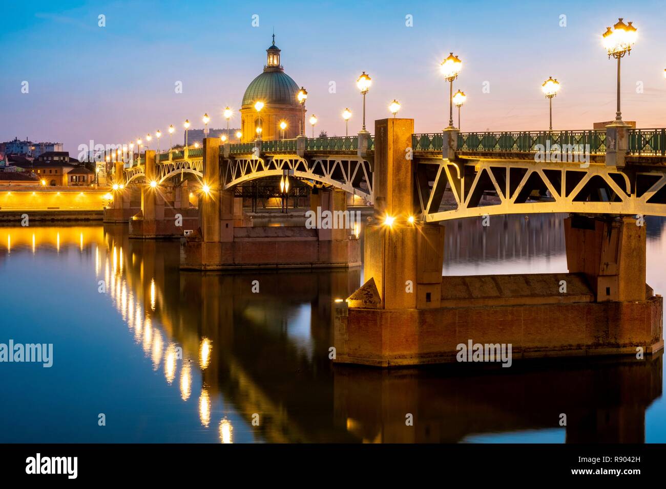 Frankreich, Haute Garonne, Toulouse, die Ufer der Garonne, die Saint Pierre Brücke und die Kuppel des Hospital de La Grave Stockfoto