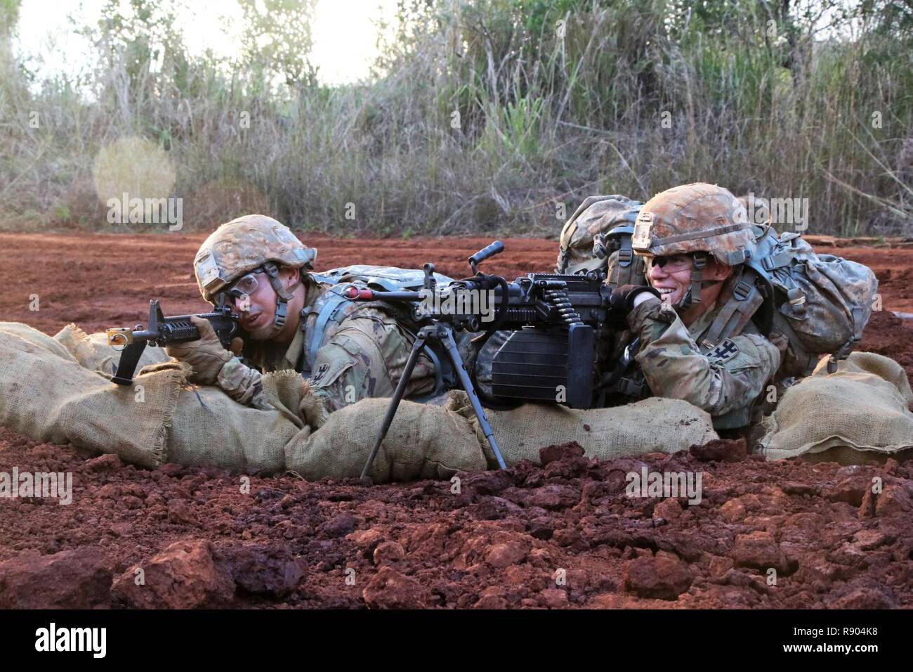 Pvt. Bryan Flores und SPC. Nicholas Doyle, schwere Ausrüstung Betreiber die 561St Ingenieur Bauunternehmen, 84th Engineer Battalion, Scan für mögliche Drohungen aus ihrem kürzlich errichtete 2-Mann kämpfen Position während des 'Nie' beste Gruppe Wettbewerb am 15. März einschüchtern. Stockfoto