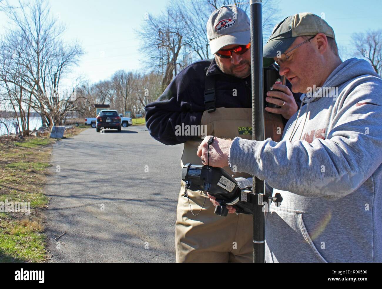 Karl Kerr, US-Armee Korps der Ingenieure, Baltimore Bezirk Geograph, enthält Anweisungen zur Verwendung von RTK (Real Time Kinematic)-Ausrüstung zu Benjamin Pratt, Susquehanna River Basin Kommission Wasserressourcen Ingenieur, vor der Vermessung Swatara Creek, einem Nebenfluss des Susquehanna River im Osten central Pennsylvania, 9. März 2017. Die Kommission arbeitet an einem Projekt mit der Baltimore Bezirk zu Umfragedaten und Modellierung und Kartierung Informationen an die Federal Emergency Management Agency Region III, die Ihnen helfen, FEMA ihren Hochwasserrisikokarten update. Baltimore Bezirk Stockfoto