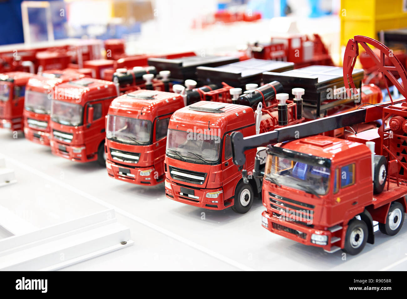 Spielzeug Modelle von Lkw mit Industrielle Ausrüstung Stockfoto