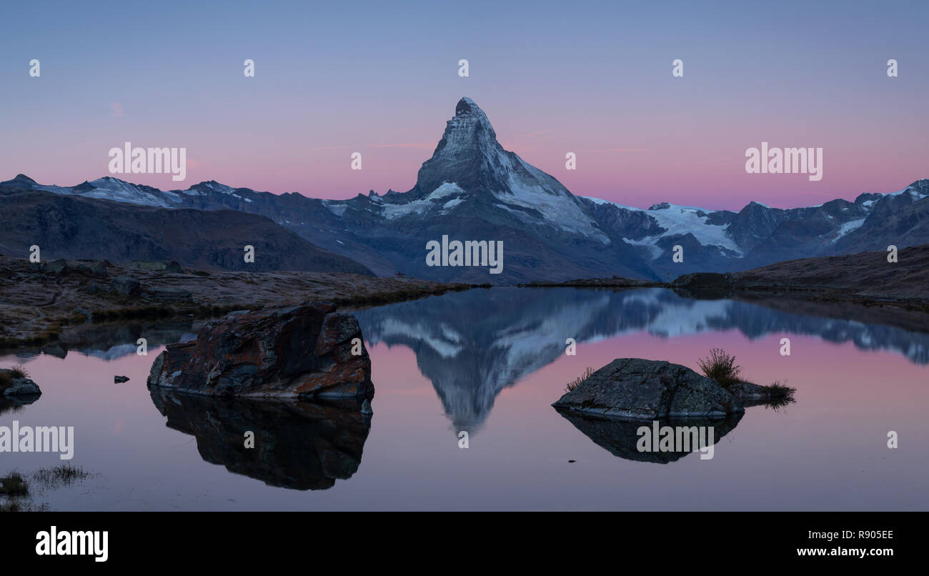 Das berühmte Matterhorn in der stellisee während der Dämmerung wider. Zermatt, Schweiz. Stockfoto
