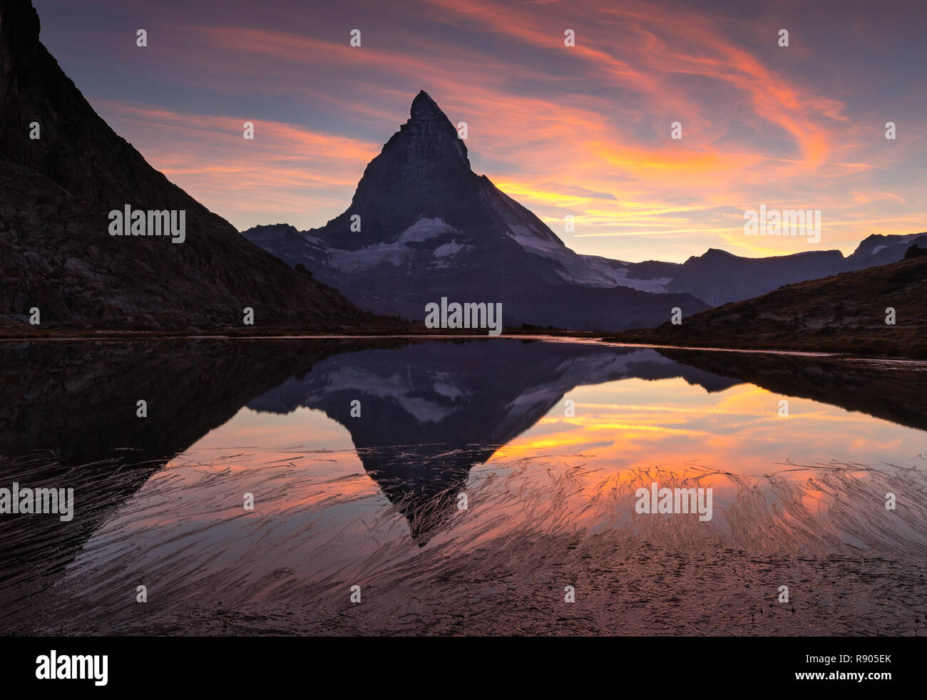Sonnenuntergang am Matterhorn in der riffelsee wider. Stockfoto