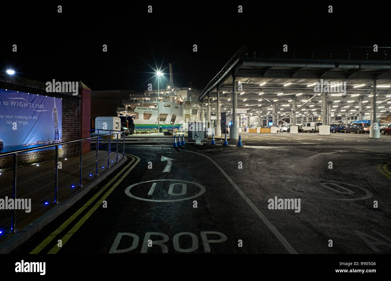 Eingang zur Isle of Wight Ferry Terminal in der Nacht in Portsmouth mit Autos warten an Bord Stockfoto