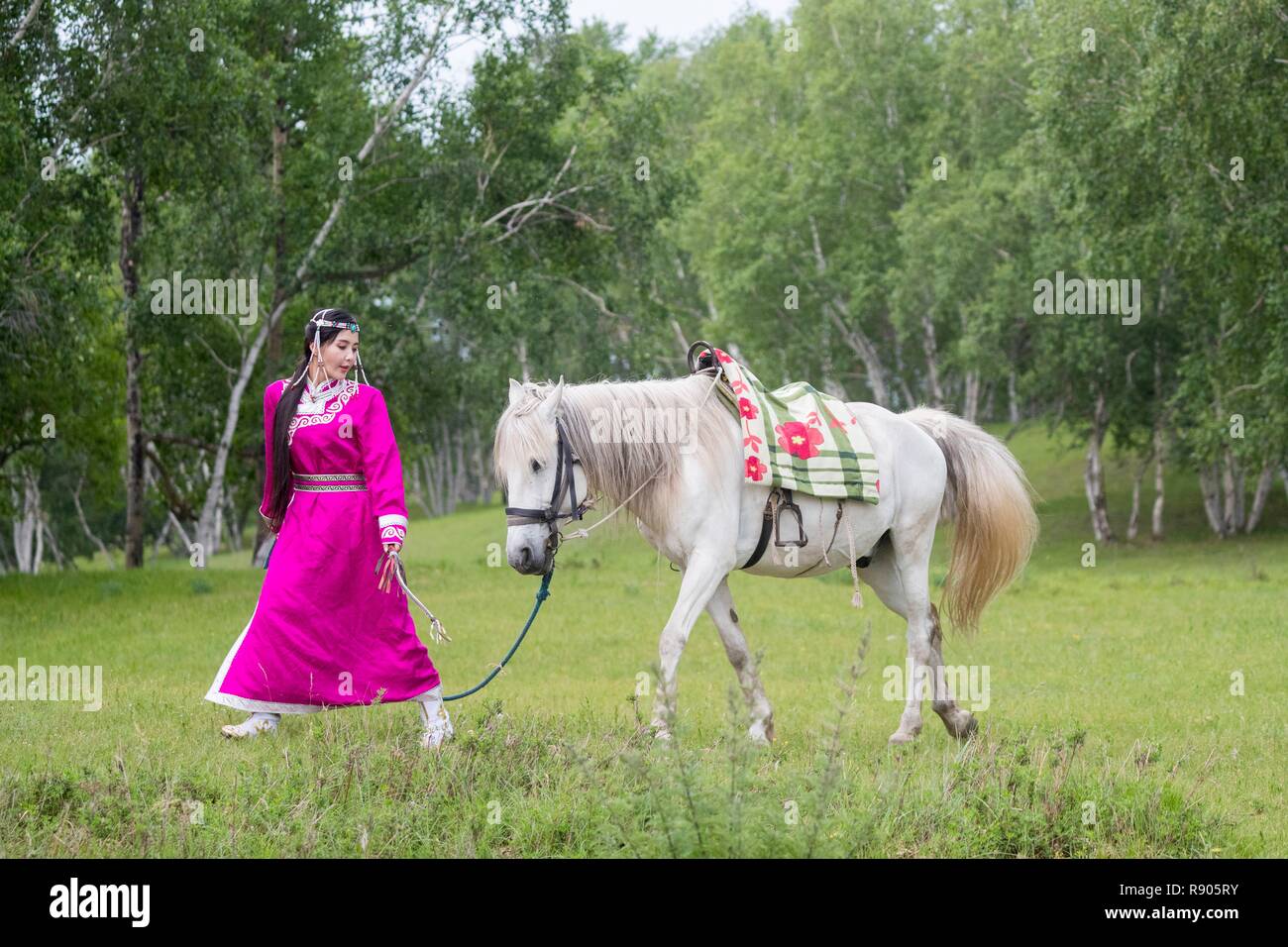China, Innere Mongolei, Provinz Hebei, Zhangjiakou, Bashang Grasland, Modus, mongolische Frau traditionnaly mit einem Pferd gekleidet, Stockfoto