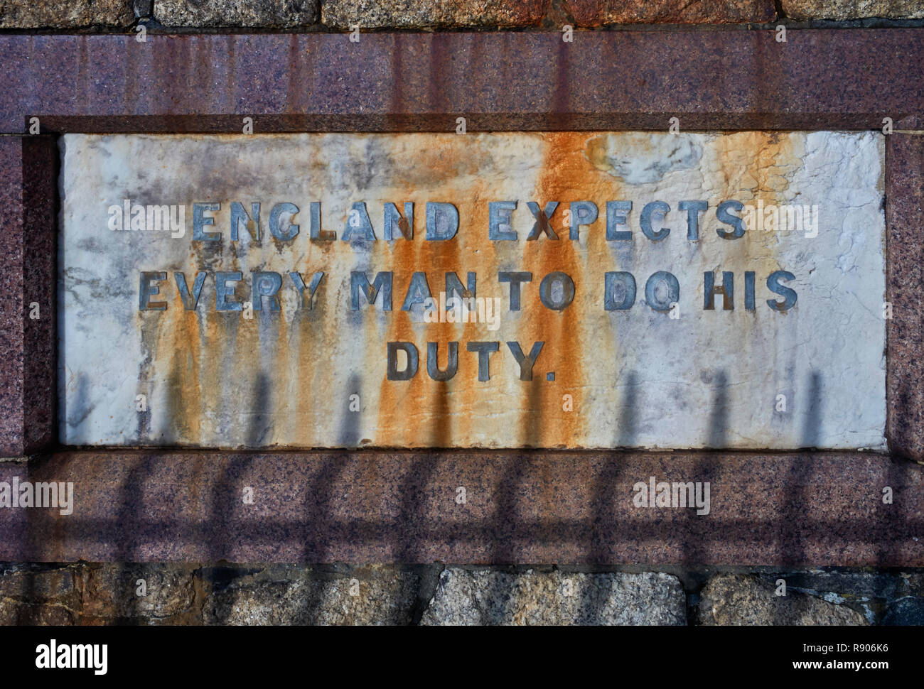 England jeden seine Pflicht Plakette auf der Trafalgar Monument zu tun erwartet, der Küste von Southsea, Portsmouth Stockfoto
