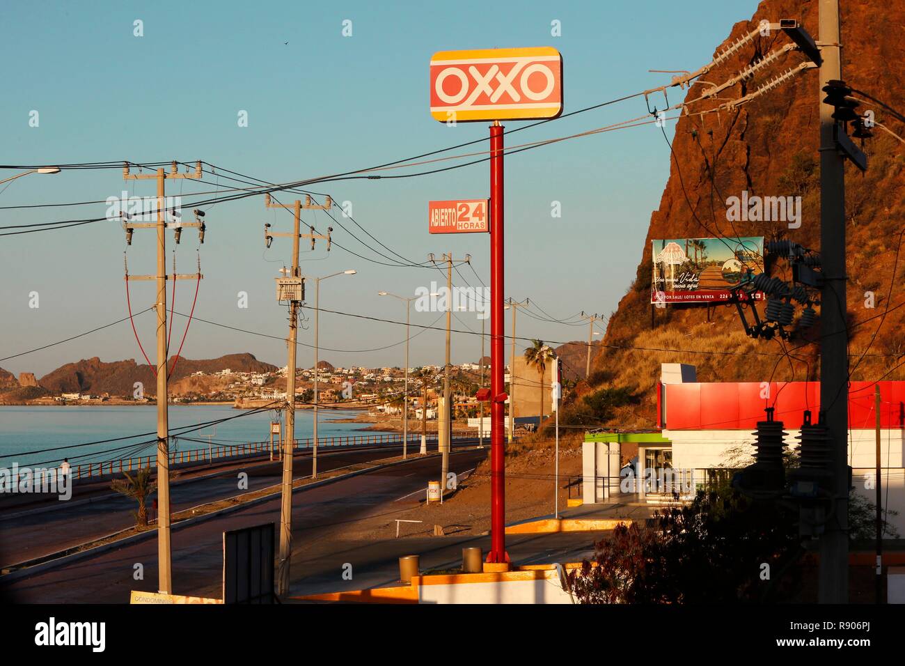 Mexiko, Sonora, Guaymas, San Carlos, Straße von einem Dorf an der Küste des Pazifik in Mexiko Stockfoto