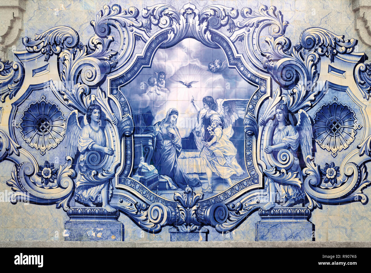 Blau und Weiß historische Fliesen Malerei mit religiösem Motiv Stockfoto