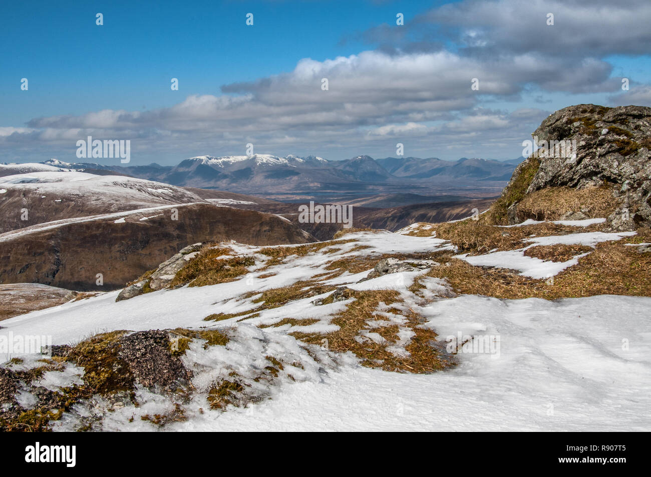 Auf dem Gipfel des Stuchd eine Lochain, Munro in den schottischen Highlands, auf der Suche nach Rannoch Moor und Glencoe in der Ferne Stockfoto