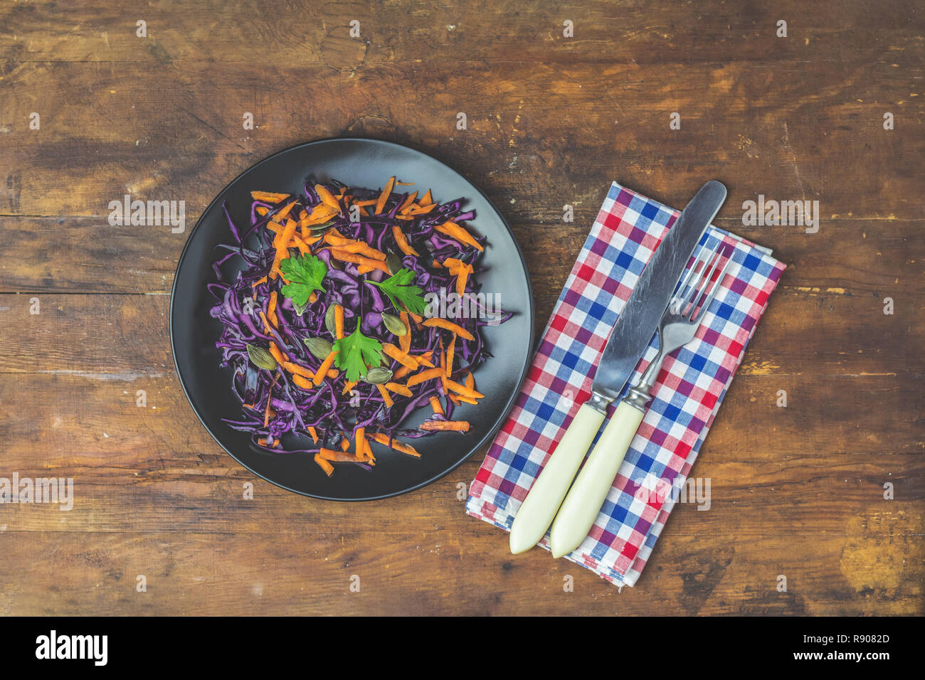 Salat Von Lila Kohl Karotten Kurbis Samen Petersilie Und Chili In Schwarz Keramikplatte Auf Dunklen Alten Holzernen Oberflache Ansicht Von Oben Kopieren Gewurz Stockfotografie Alamy