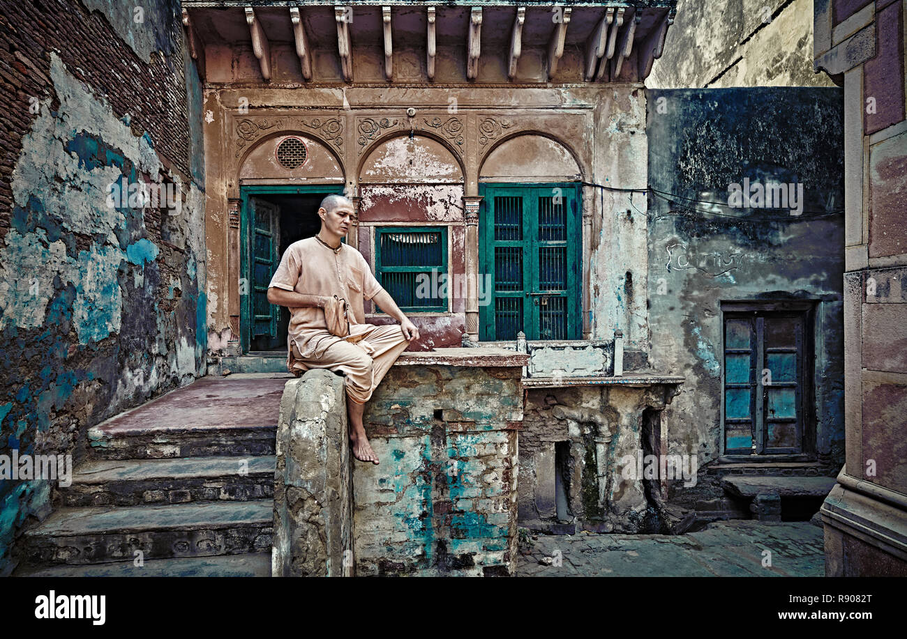 Vrindavan, Indien - 17. Juli: Yogi Mann sitzt in der Nähe der Tempel von Krishna. Wiederholt die geheimen Mantra mit einem Rosenkranz. Singen 108 heiligen Namen Gottes. Juli Stockfoto