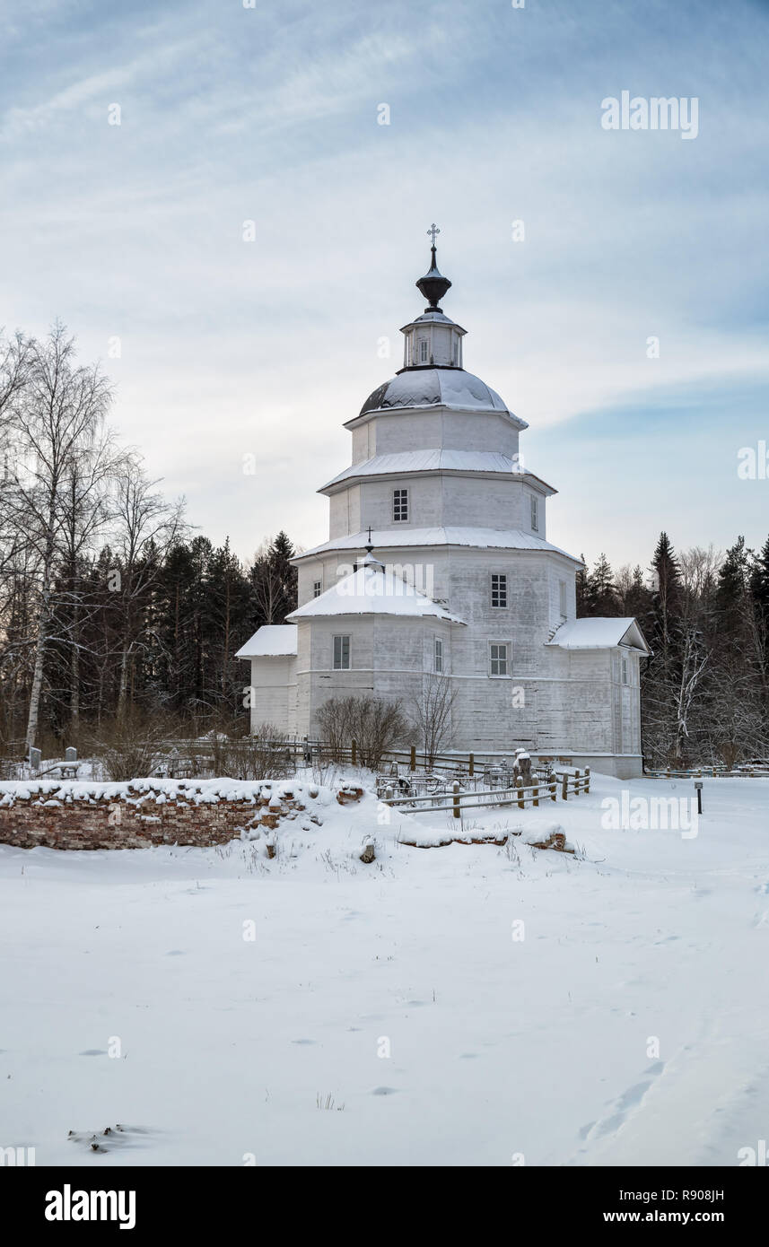 Alte hölzerne Kirche von dem Propheten Elia wurde 1755 in der Nähe von Dorf Tsypino gebaut, Vologda Region, Russland Stockfoto