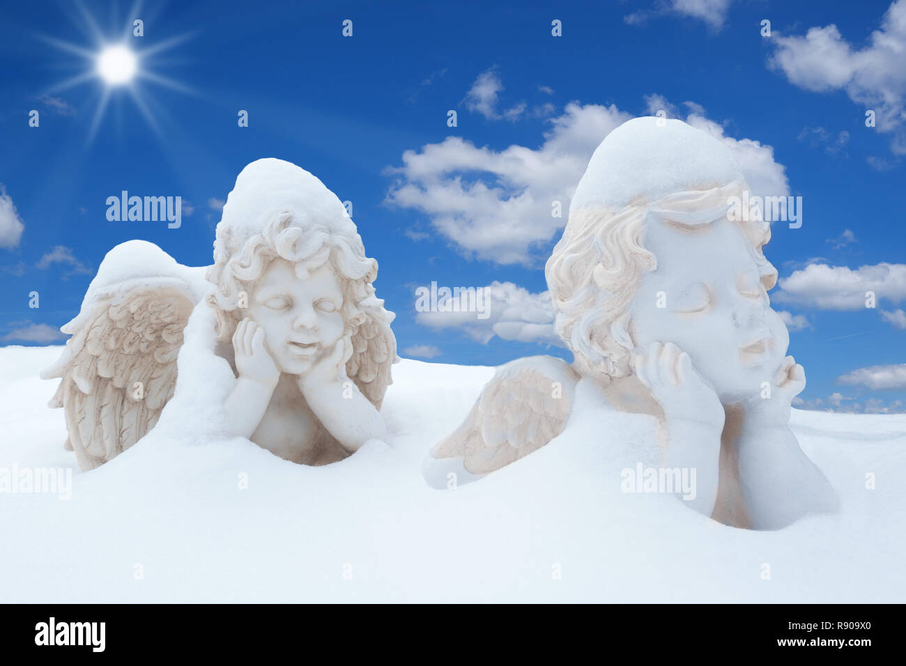 Zwei verschneite Engel in der Sonne Stockfoto