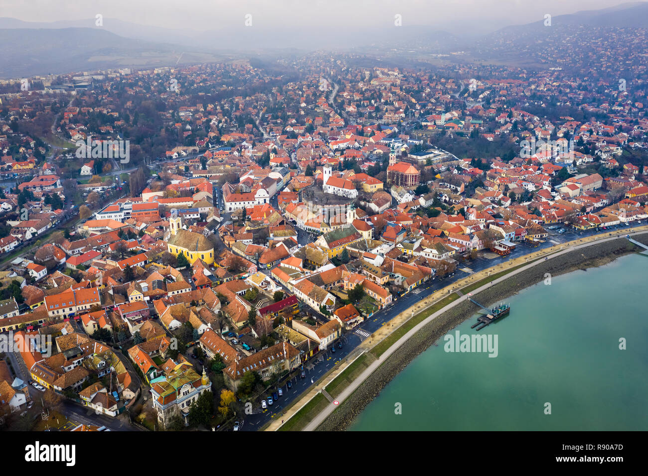 Szentendre, Ungarn - Luftbild Skyline Blick auf Szentnedre, die schöne Stadt am Fluss im Komitat Pest von oben im Winter Stockfoto