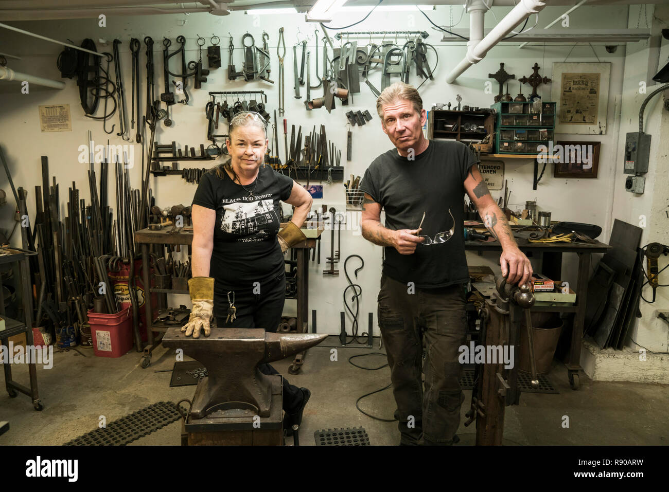 Zwei Schmiede, einem kaukasischen Mann und die Frau in Ihre Werkstatt. Stockfoto