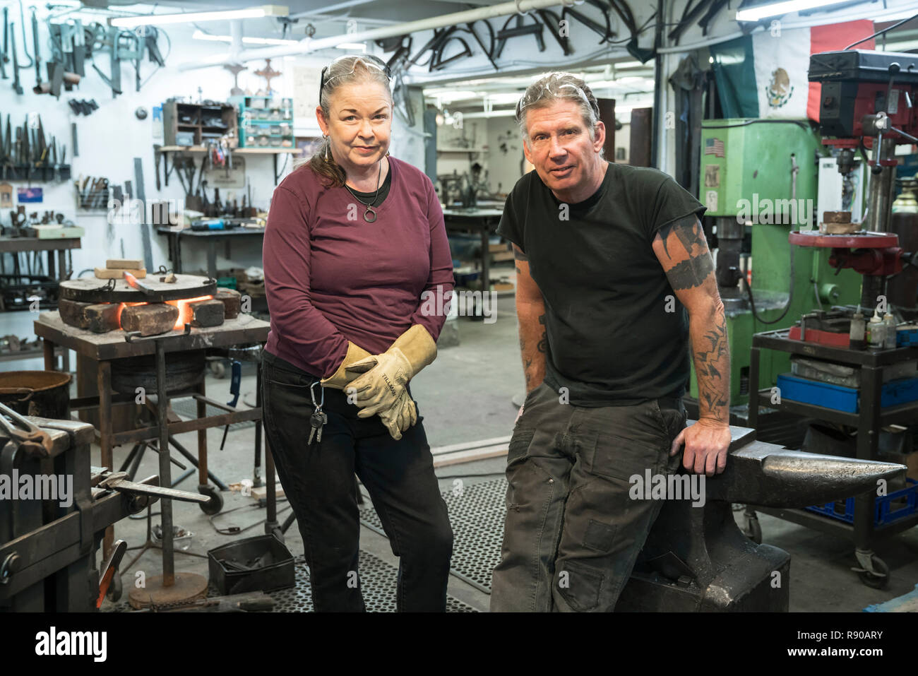 Zwei Schmiede, einem kaukasischen Mann und die Frau in Ihre Werkstatt. Stockfoto