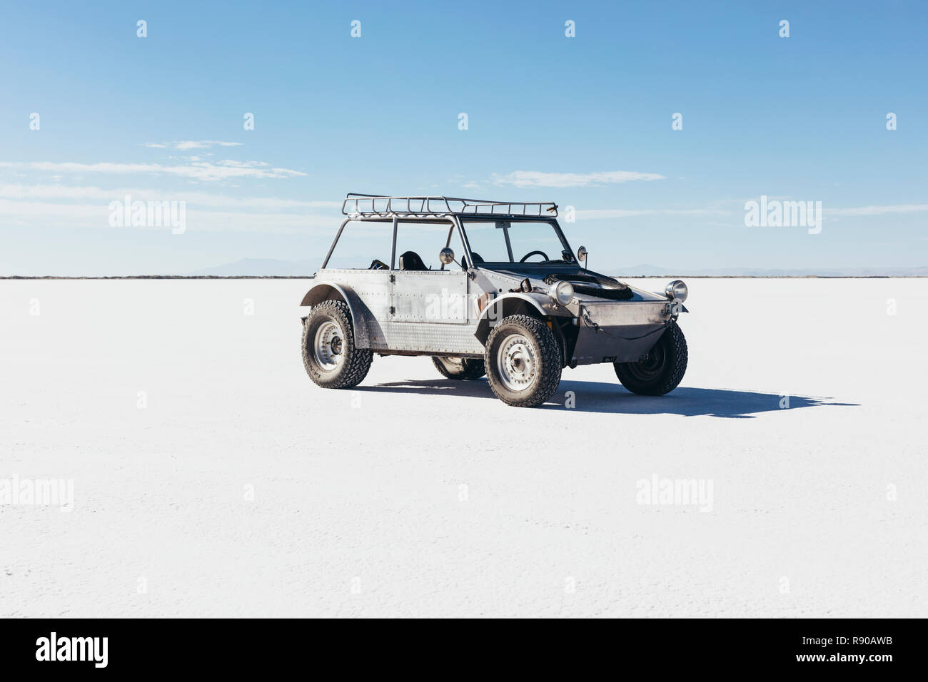 Custom 4x4 Oldtimer Jeep auf Salt Flats geparkt Stockfoto