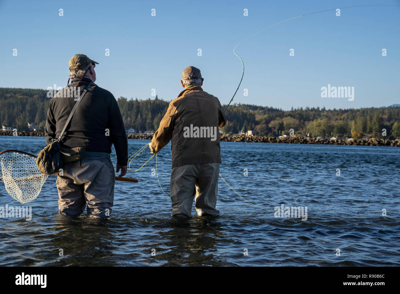 Ein Leitfaden berät seine Kunden beim Fliegenfischen im Salzwasser für searun Küsten Halsabschneider Forellen und Lachs im Nordwesten von Washington State, USA Stockfoto