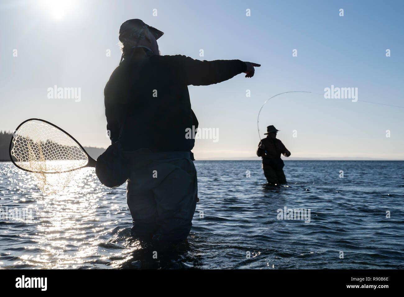 Ein Leitfaden berät seine Kunden beim Fliegenfischen im Salzwasser für searun Küsten Halsabschneider Forellen und Lachs im Nordwesten von Washington State, USA Stockfoto