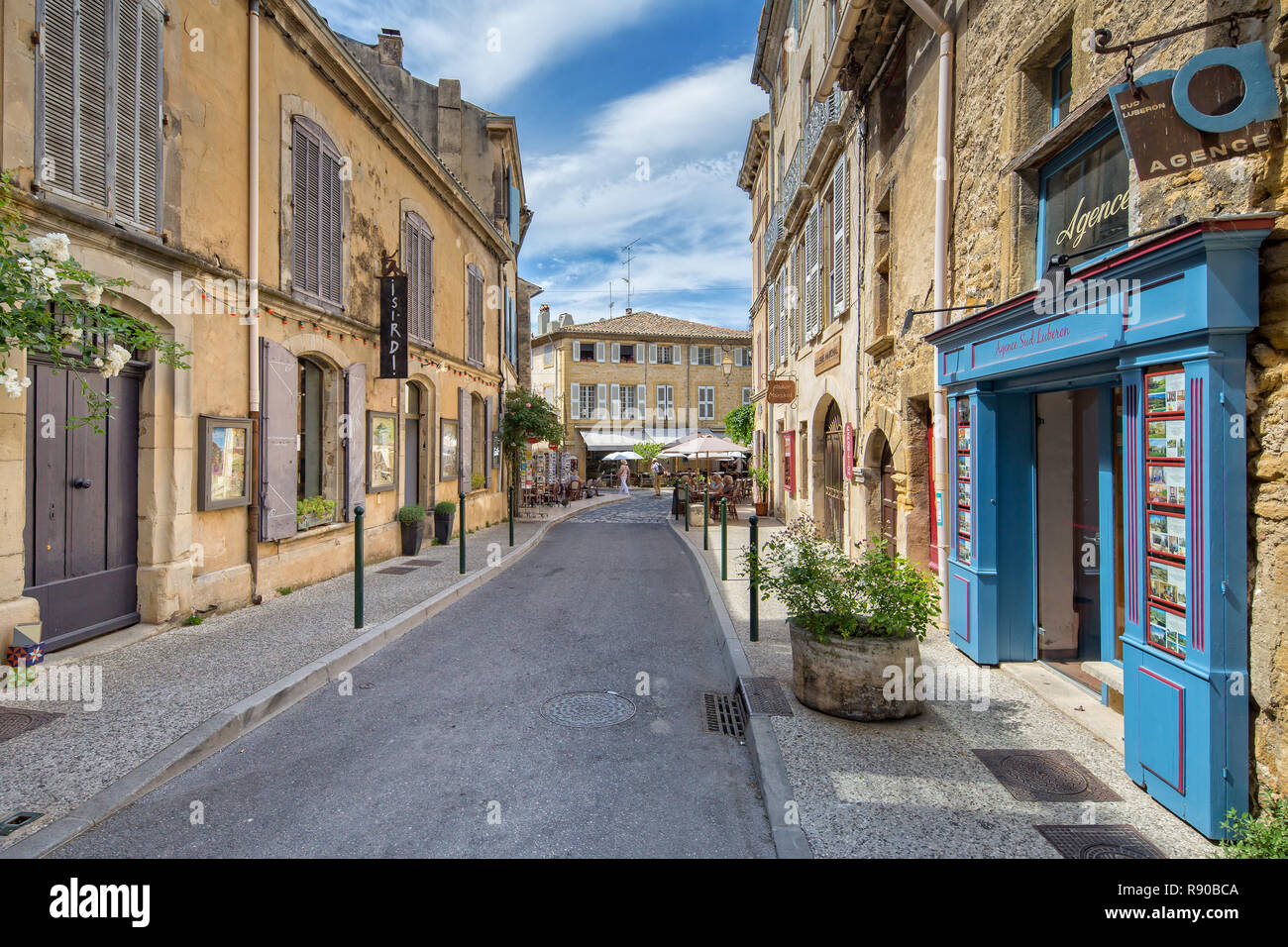 In Lourmarin, Provence, Frankreich - Mai 30, 2017: Das historische Zentrum mit Bars, Restaurants und Geschäfte im Dorf Lourmarin, Luberon, Vauclus Stockfoto