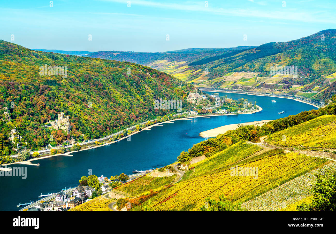 Blick auf den Rhein Schlucht mit Rheinstein und Reichenstein Burgen und Schlösser in Deutschland Stockfoto