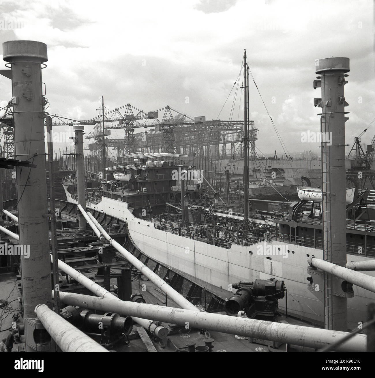 1950, historische Ansicht der Werften Harland & Wolff, Belfast, und in der Ferne, die Werft, wo die Titanic, die berühmten weißen Star Ocean Liner gebaut wurde. Stockfoto