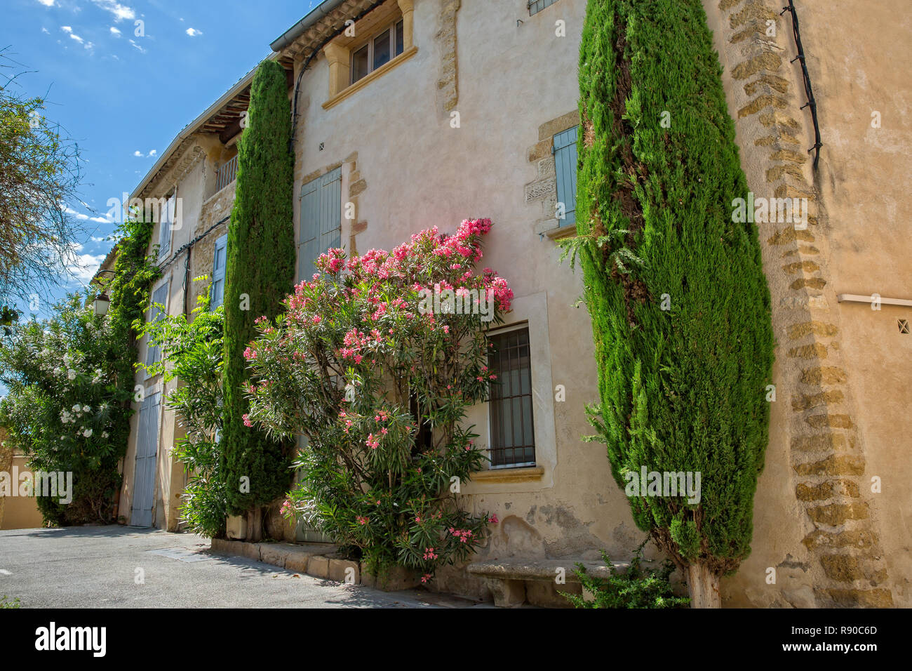 In Lourmarin, Provence, Luberon, Vaucluse, Frankreich - Mai 30, 2017: Blick auf ein Haus mit bunten Fenster mit Blumen und Zypressen in Lourmarin Stockfoto