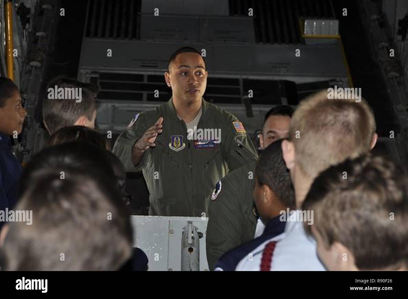 Air Force Reserve Staff Sgt. Josh Winn, der C-130 Lademeister auf die Luftbrücke 731st Squadron zugeordnet, beantwortet Fragen von Sand Creek High School Junior Reserve Officer Training Corps Kadetten während einer Tour Feb 22, 2017 hier. Neben der Besichtigung der C-130, die Studenten waren auch 302Nd Airlift Wing Mission und Modulare luftgestützten Brandbekämpfung System Schriftsatz während ihres Besuchs. Stockfoto