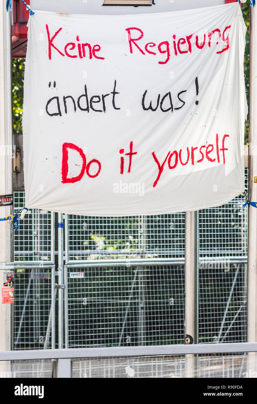 Banner mit einem Text, der lautet: "Keine Regierung wird nichts ändern, es selbst tun", Stockfoto