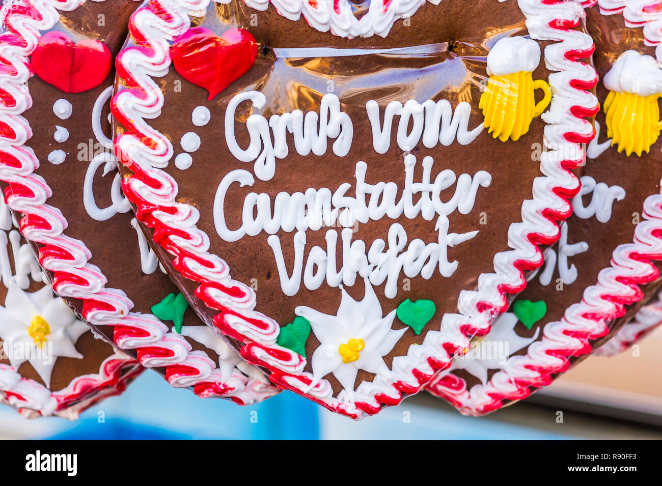 Lebkuchenherzen mit der Aufschrift: "Grüße aus Cannstatt/Stuttgart Kirmes' Stockfoto