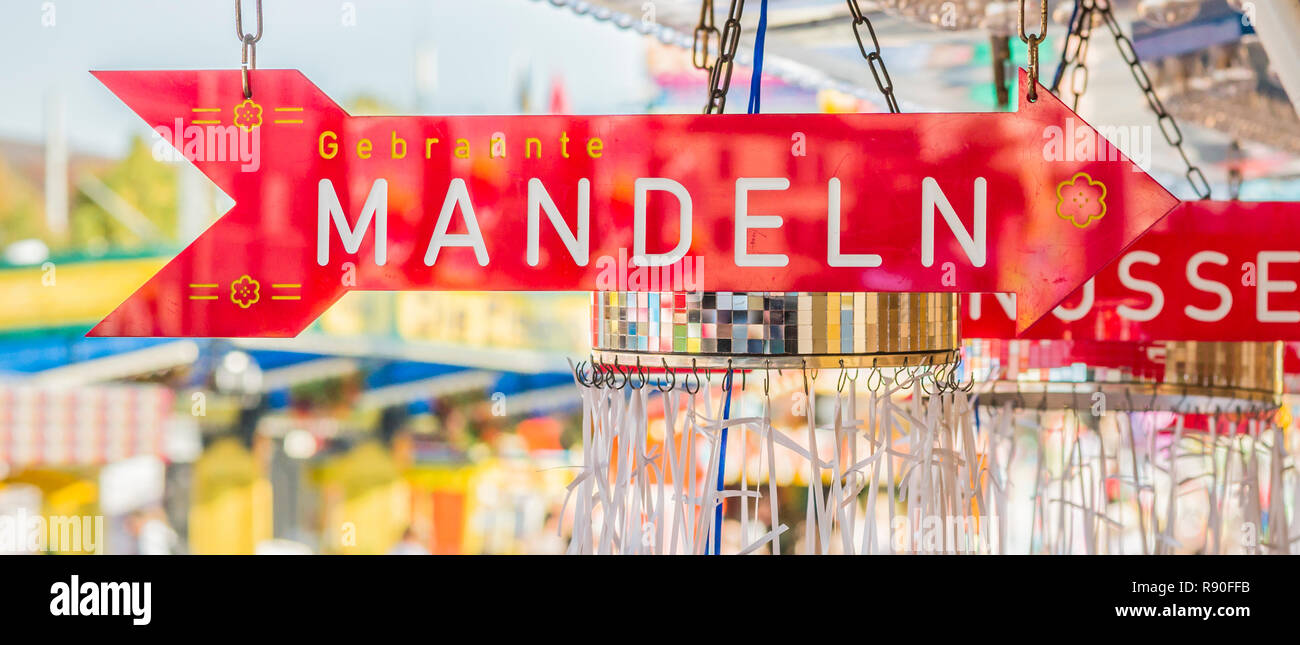 Zeichen auf einem mobilen Shop auf dem Cannstatter Volksfest in Stuttgart, Deutschland Werbung gerösteten Mandeln Stockfoto