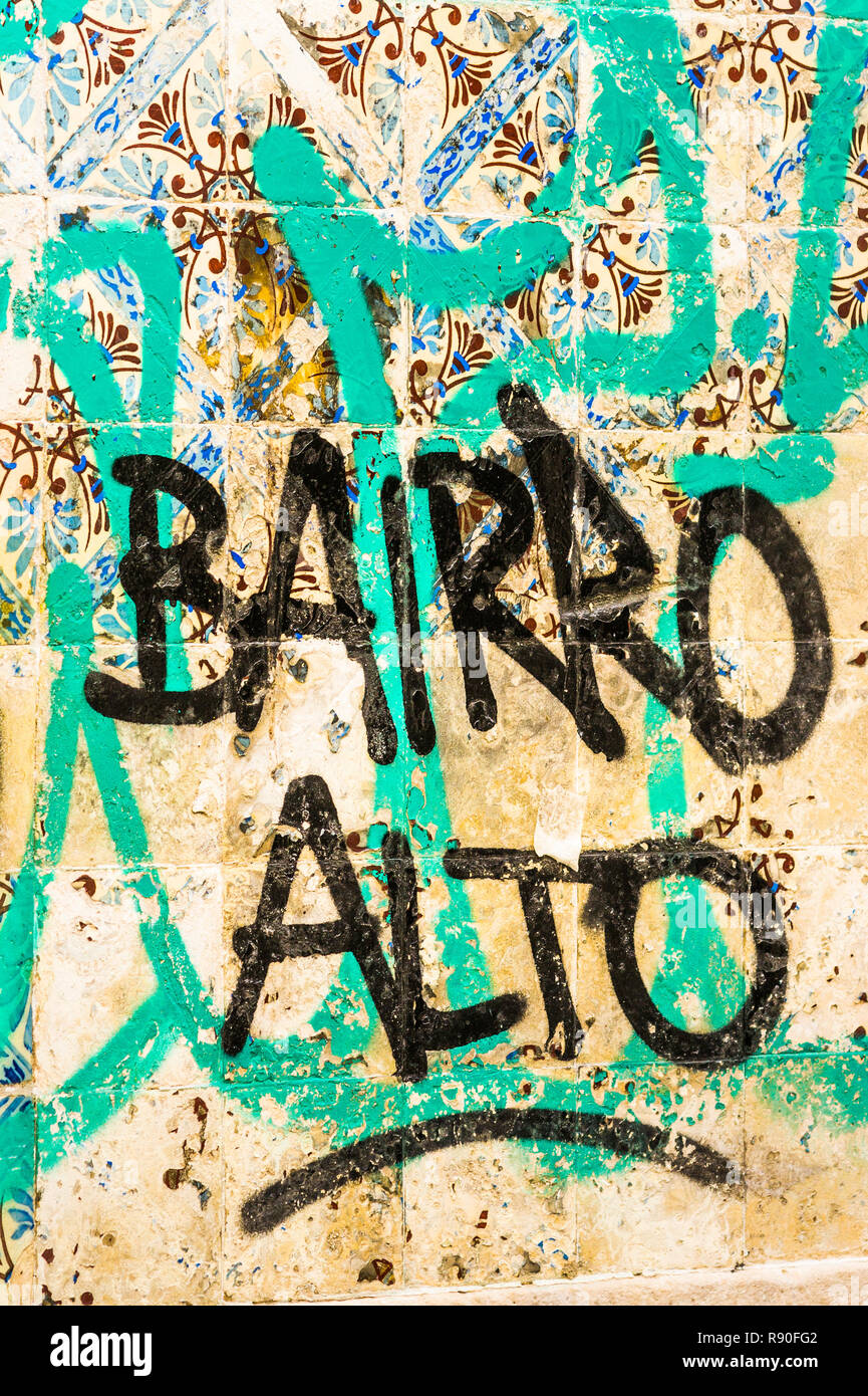 Graffito im Unterhaltungsviertel von Lissabon Bairro Alto  Stockfoto