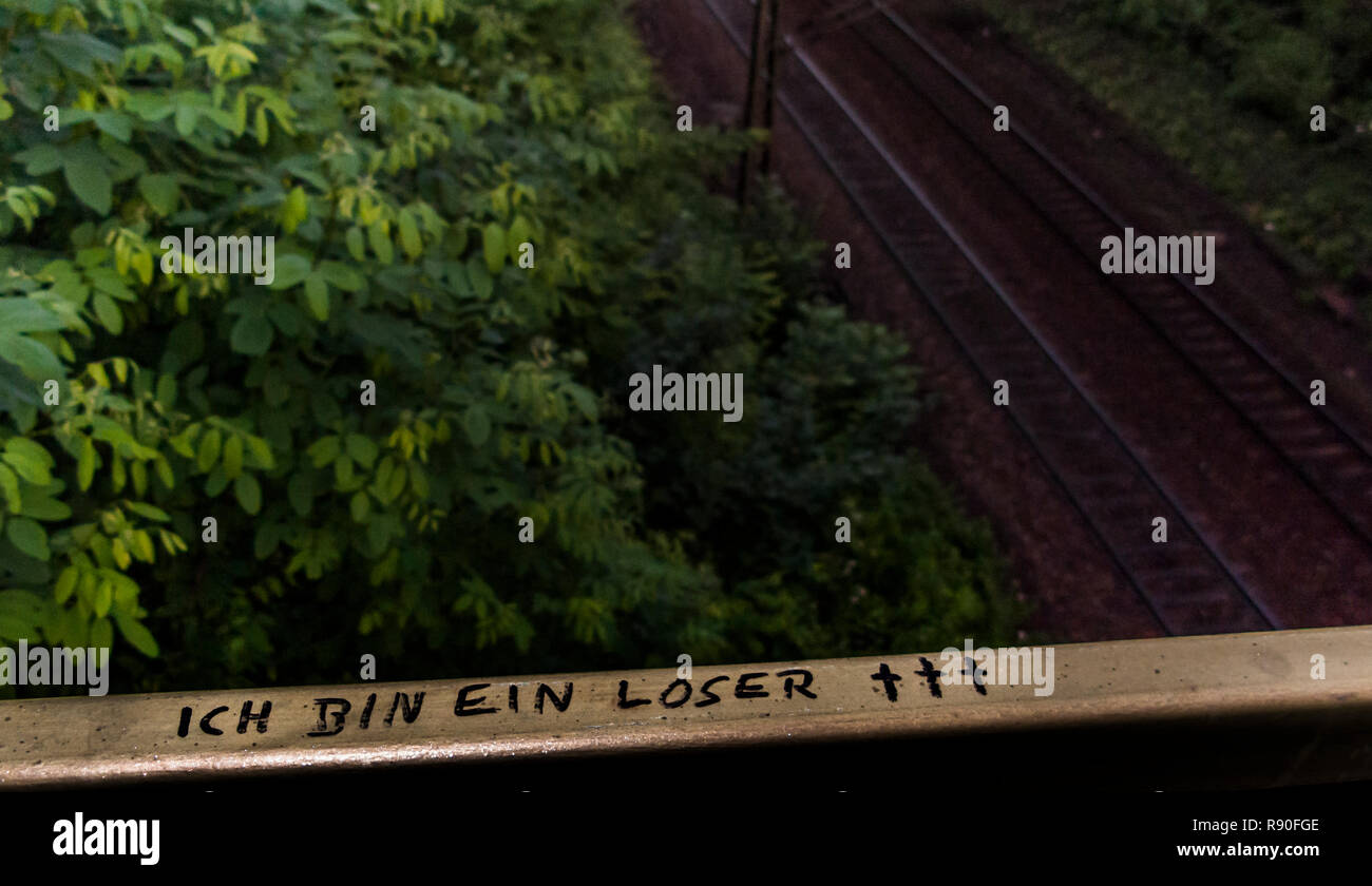 Graffito auf der Attika über eine Bahnlinie, Text: "Ich bin ein Verlierer' Stockfoto