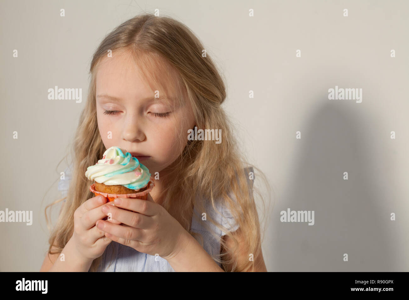 Schone Madchen Essen Sussigkeiten Lutscher Kuchen Stockfotografie Alamy